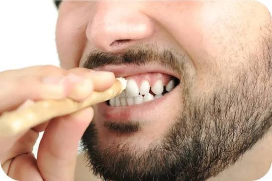 How to use a miswak stick